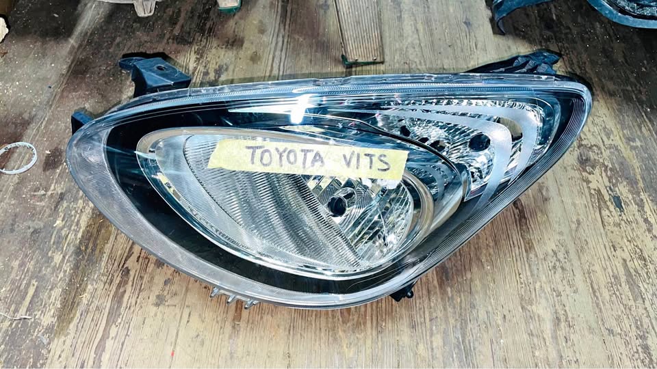 Toyota Vitz / Toyota Vitz Left Headlight