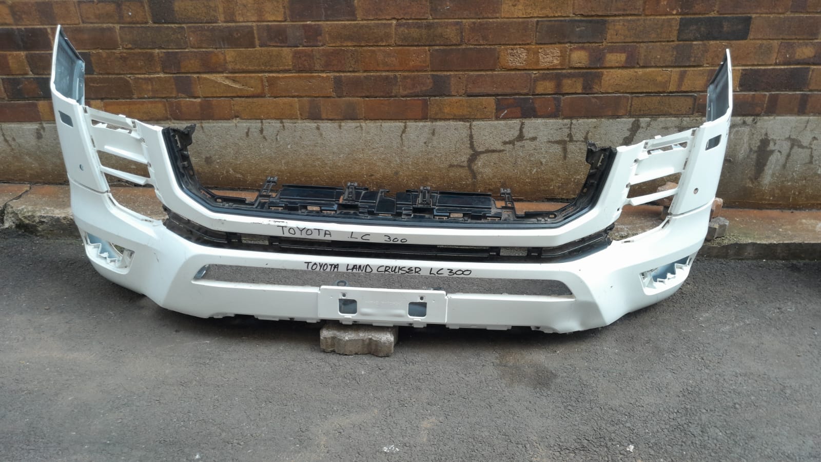 Toyota Land Cruiser LC300 Front Bumper OEM | Genuine Quality Replacement